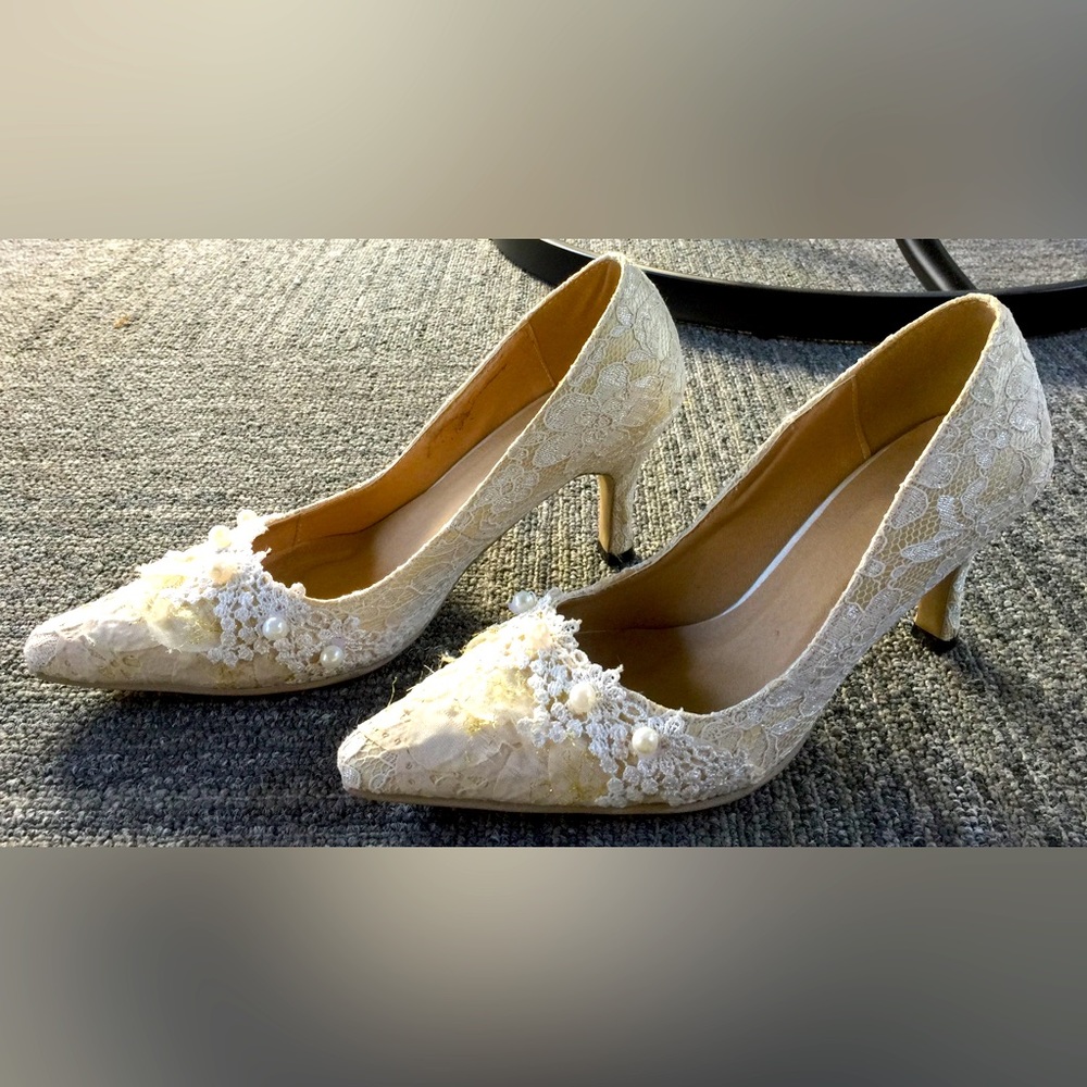Off white lace 2.5” pumps